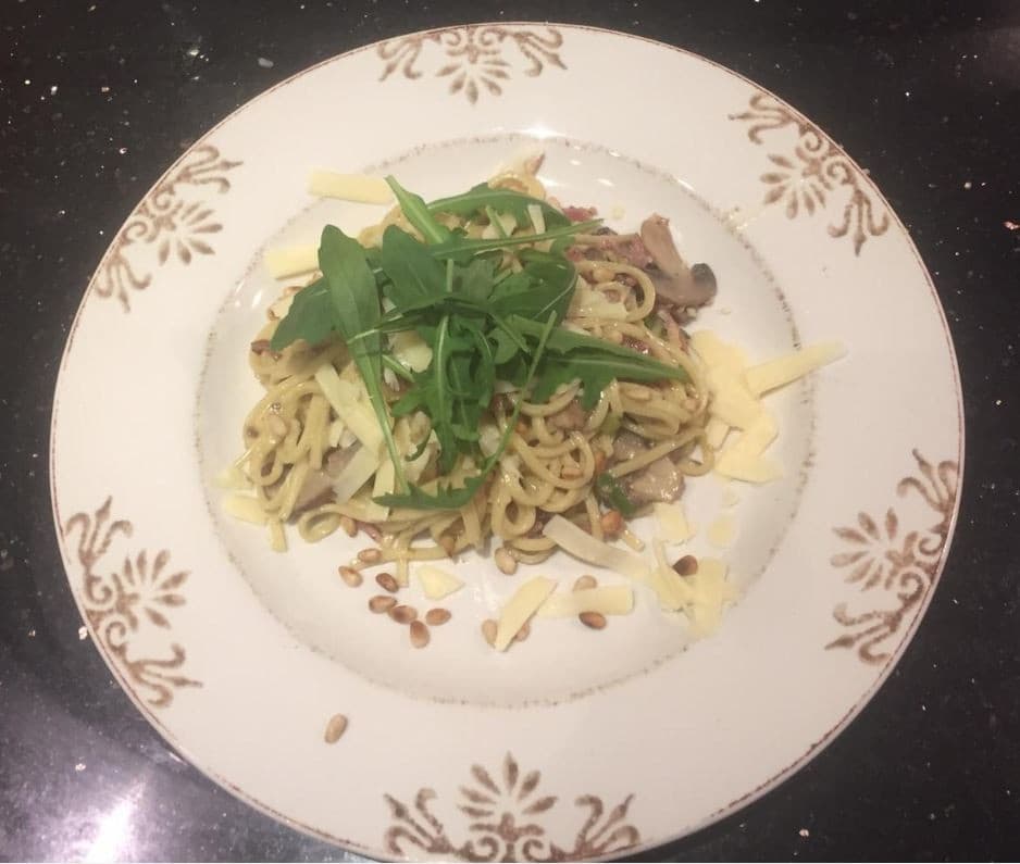 Pasta met truffelpesto en spekjes