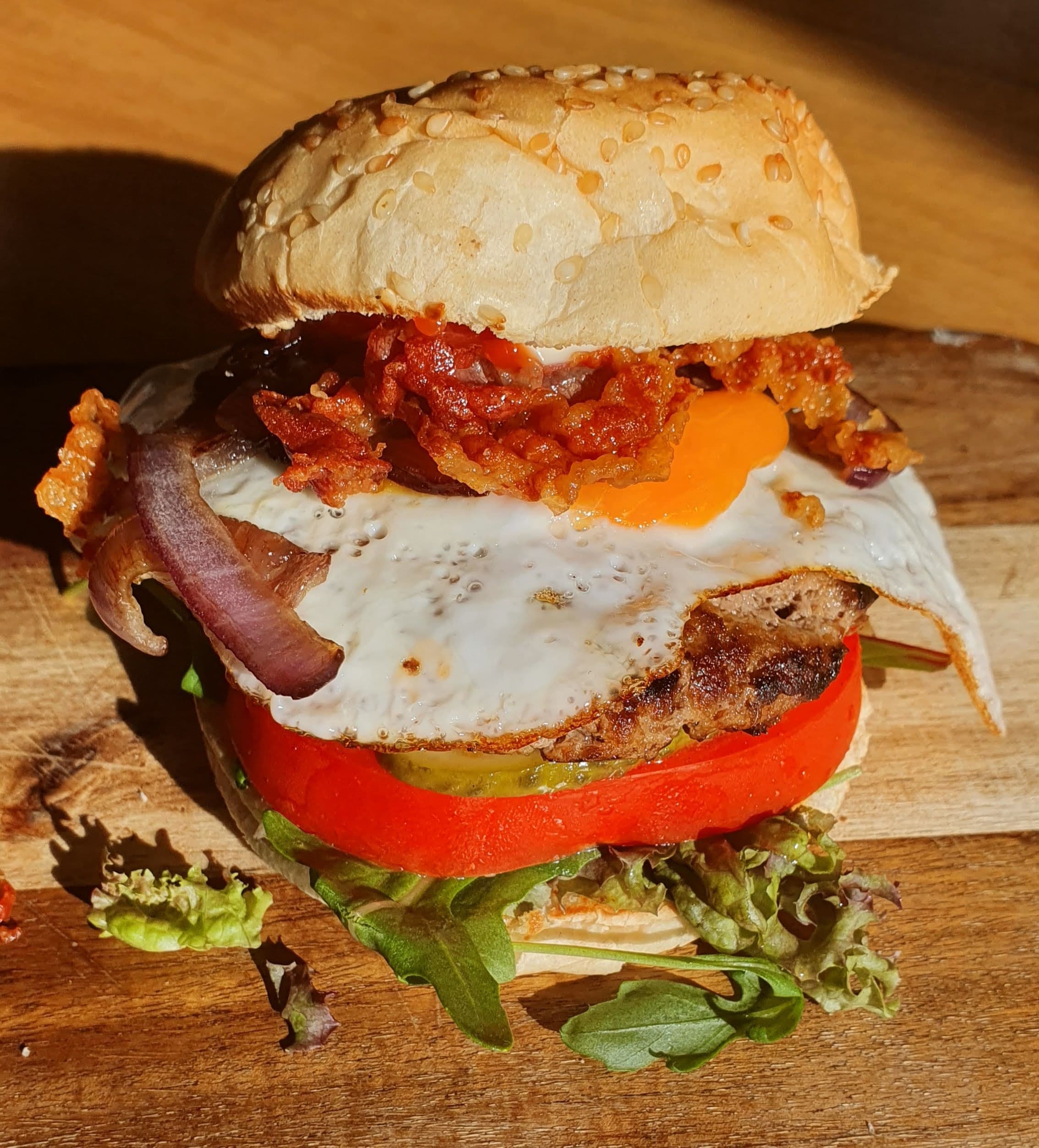 Homemade hamburger met pancetta en ei
