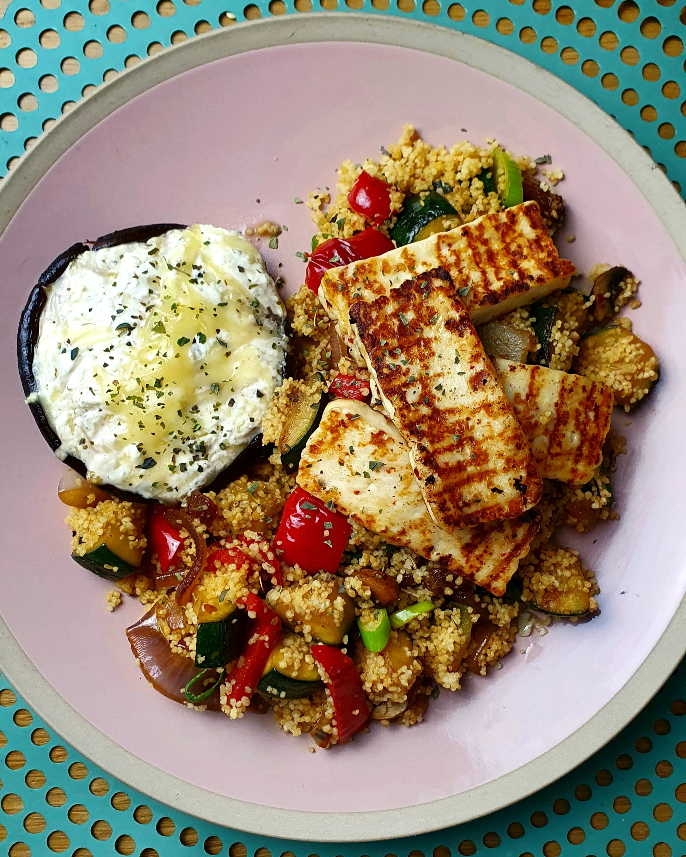 Gegrilde groenten met couscous, Halloumi en Portobello