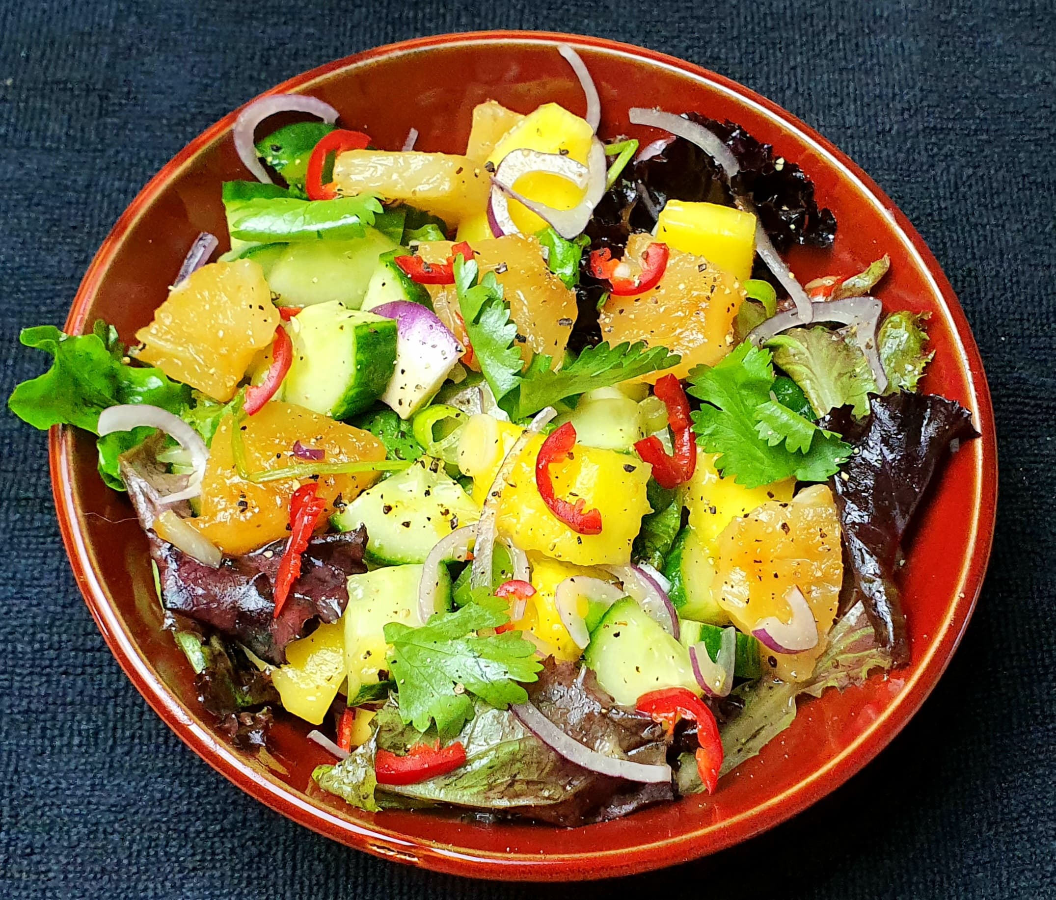 Frisse salade met mango en gegrilde ananas