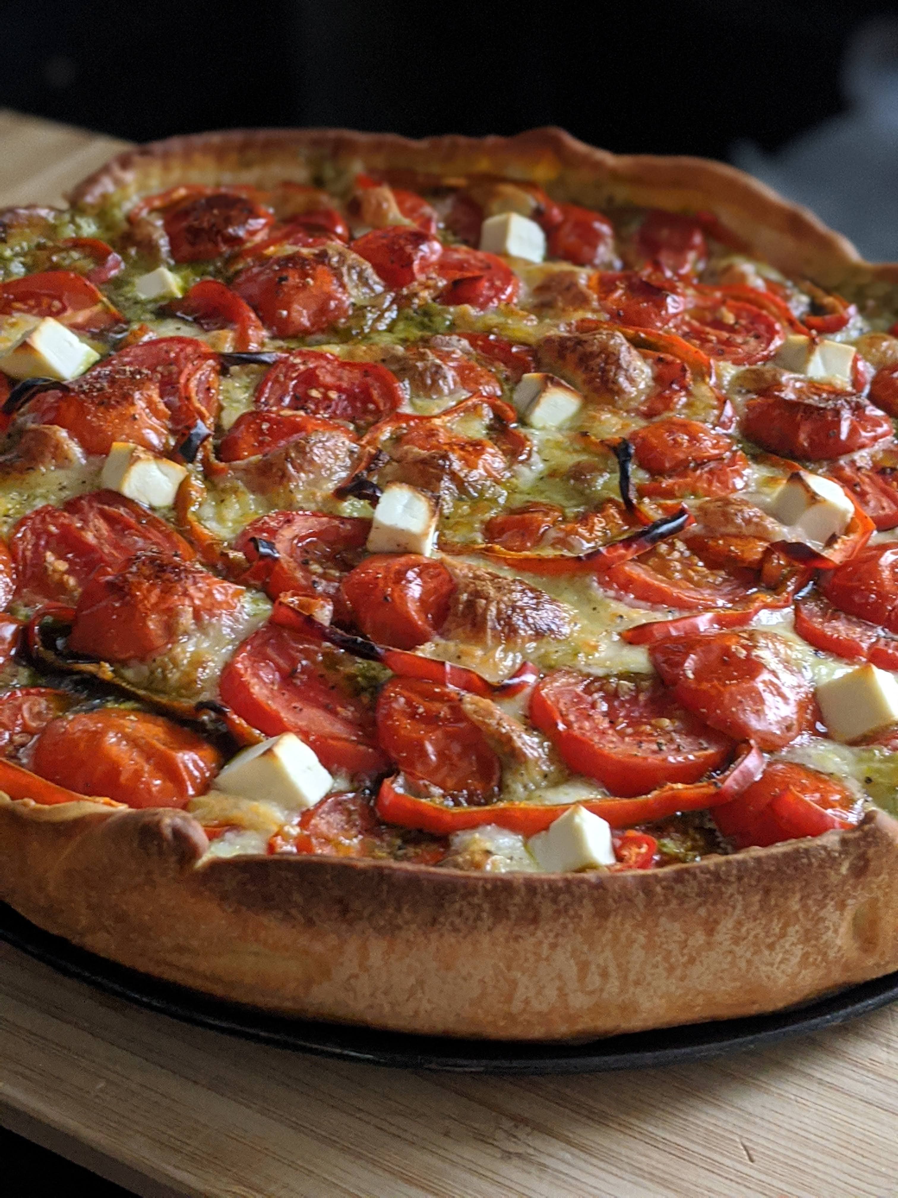 Hartige romaatjes taart met pesto