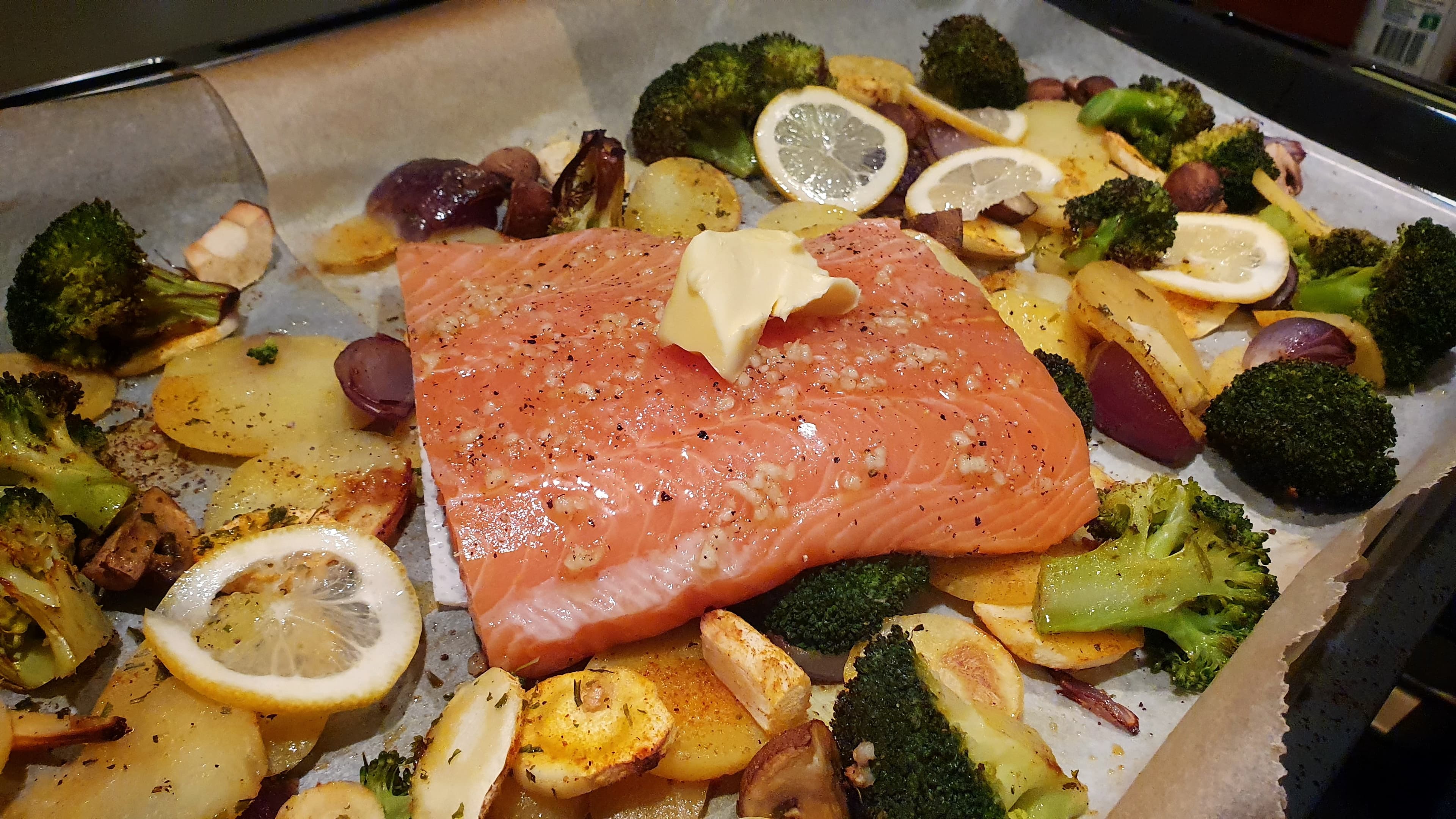 Zalm met broccoli, pastinaak en citroen uit de oven