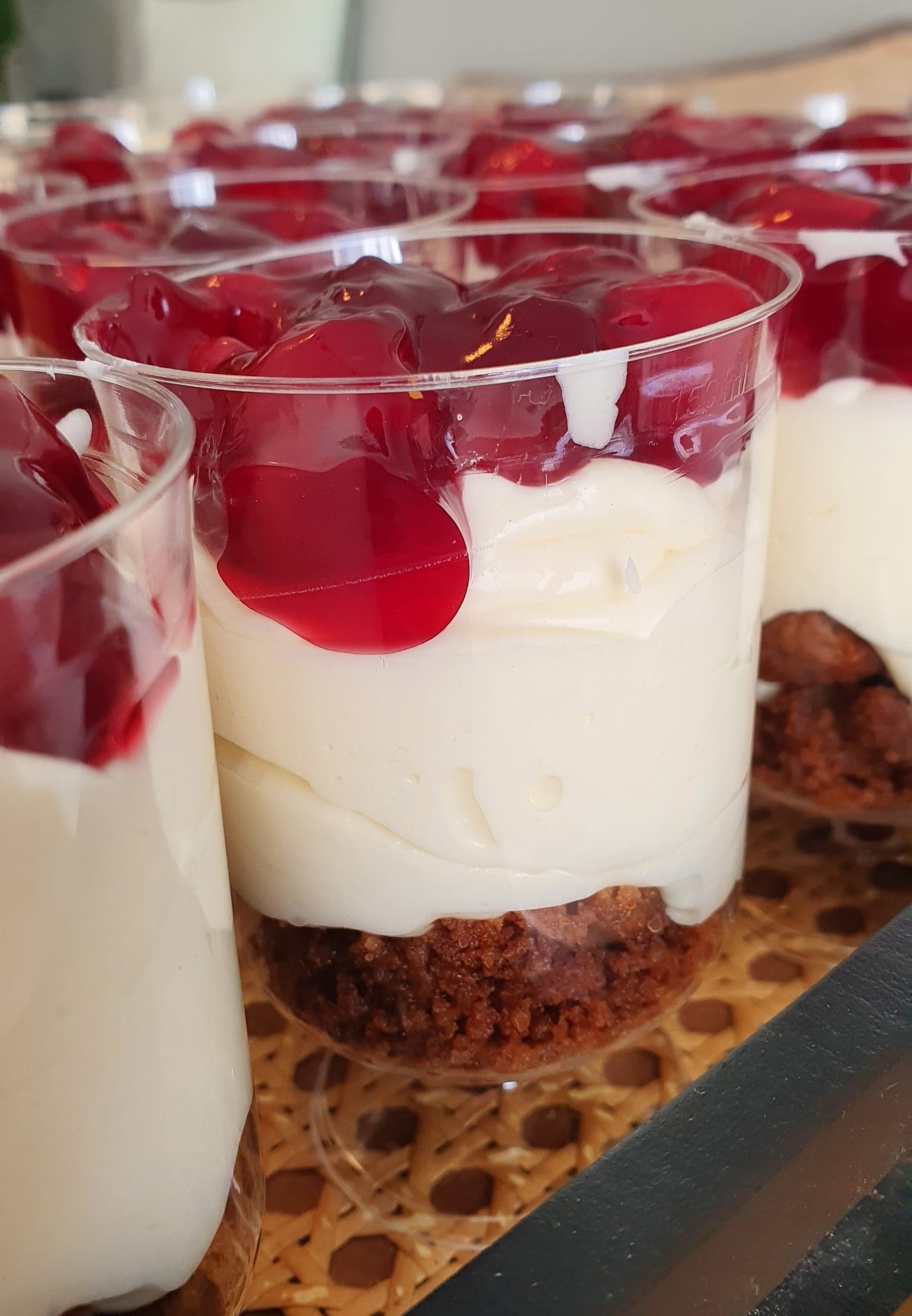 Monchoutaart met kersen in een glaasje